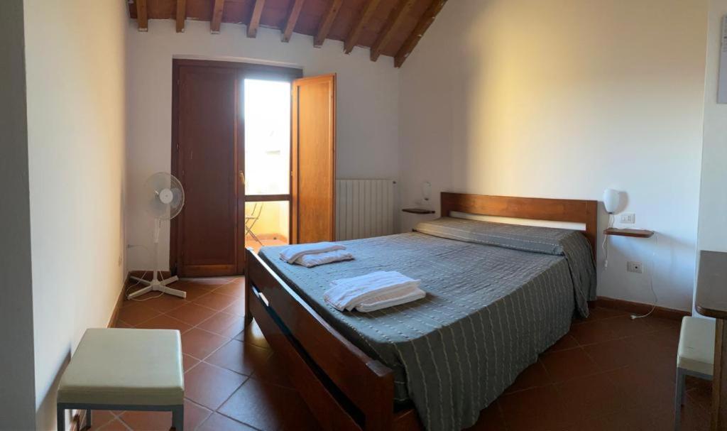 Student's Gowett Campiglia Marittima