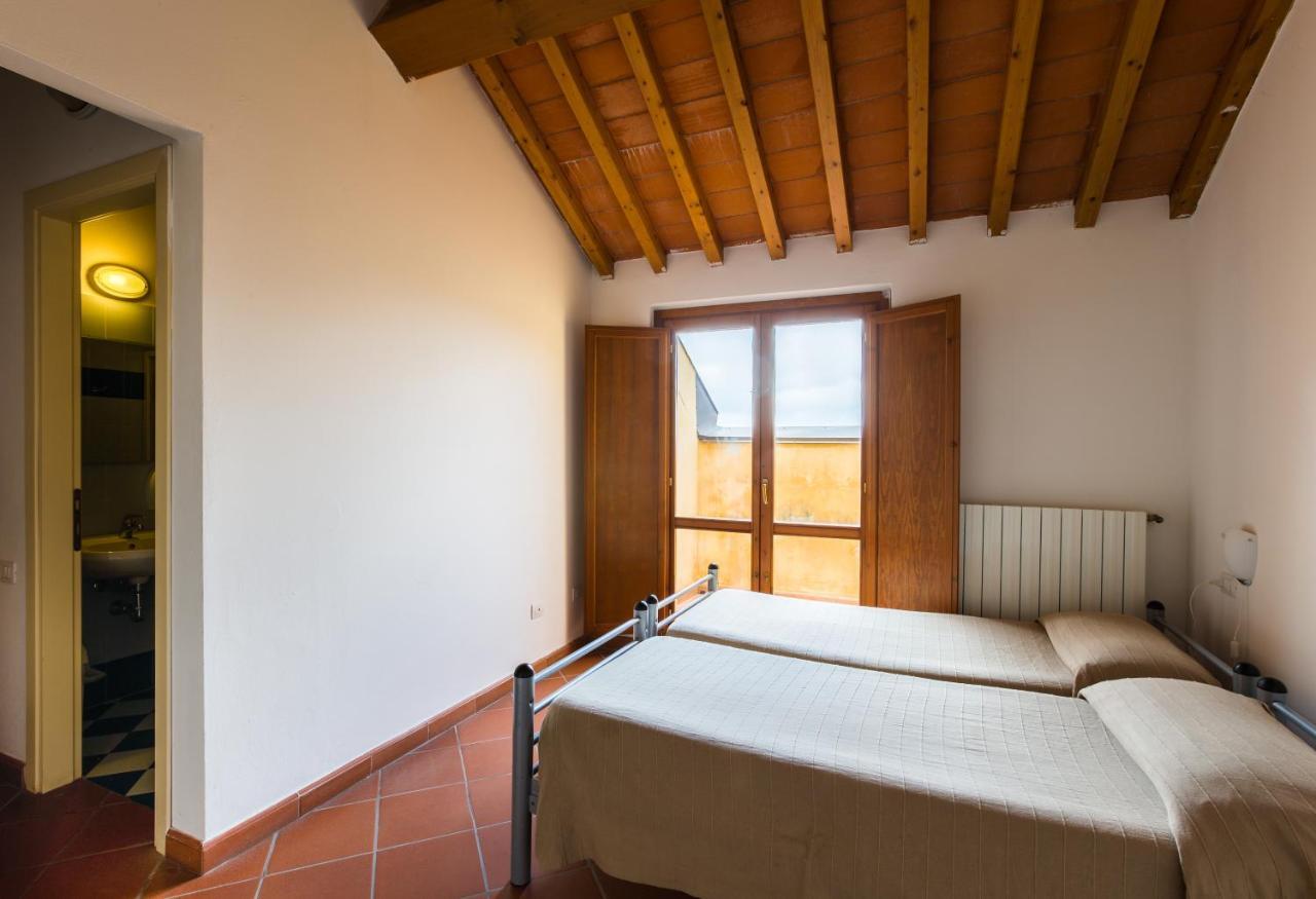 Student's Gowett Campiglia Marittima